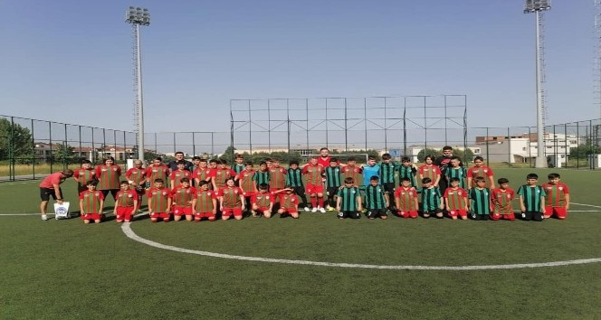 Minik futbolcular Sakaryaspor’un konuğu oldu