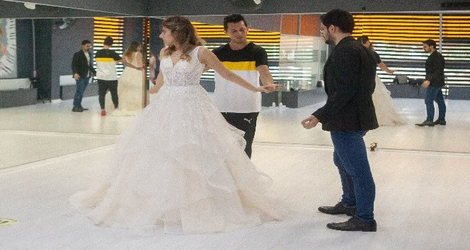 Düğün heyecanı başladı, çiftler gelin ve damatlıkla dans kursuna koştu