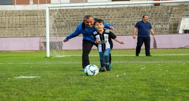Vali, çocukların kendisiyle top oynama isteğini yerine getirdi