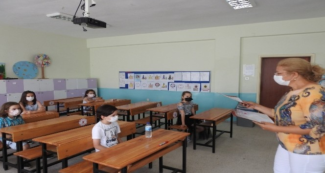 Öğrencilerine son karneyi dağıtarak emekli oldu