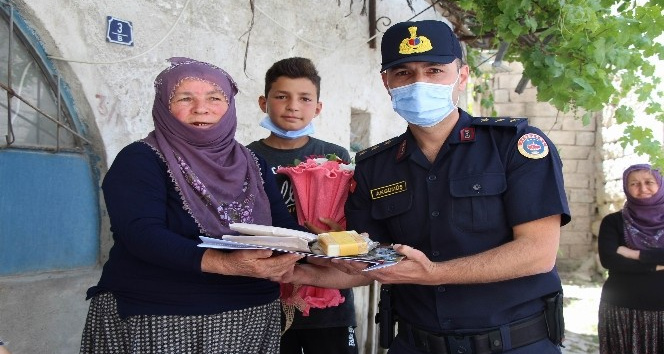 66 yaşındaki Fatma teyzenin dolandırıcılara kaptırdığı parayı jandarma teslim etti