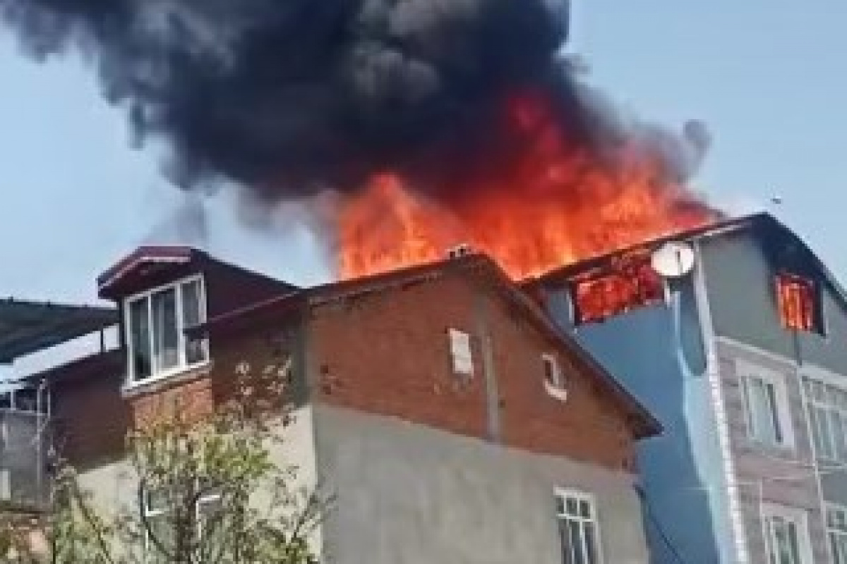 Alev alev yanan çatı mahalleliyi sokağa döktü