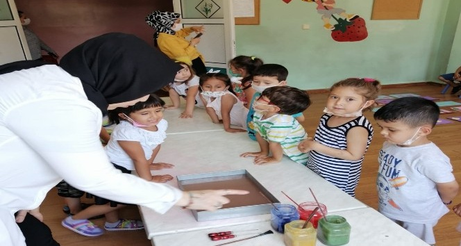 Anaokulu öğrencileri ebru sanatı ile tanıştı