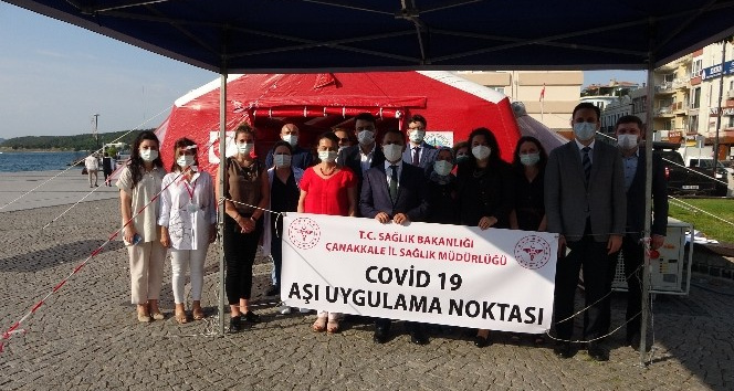 Çanakkale Valisi Aktaş, 3. doz aşısını aşı çadırında yaptırdı