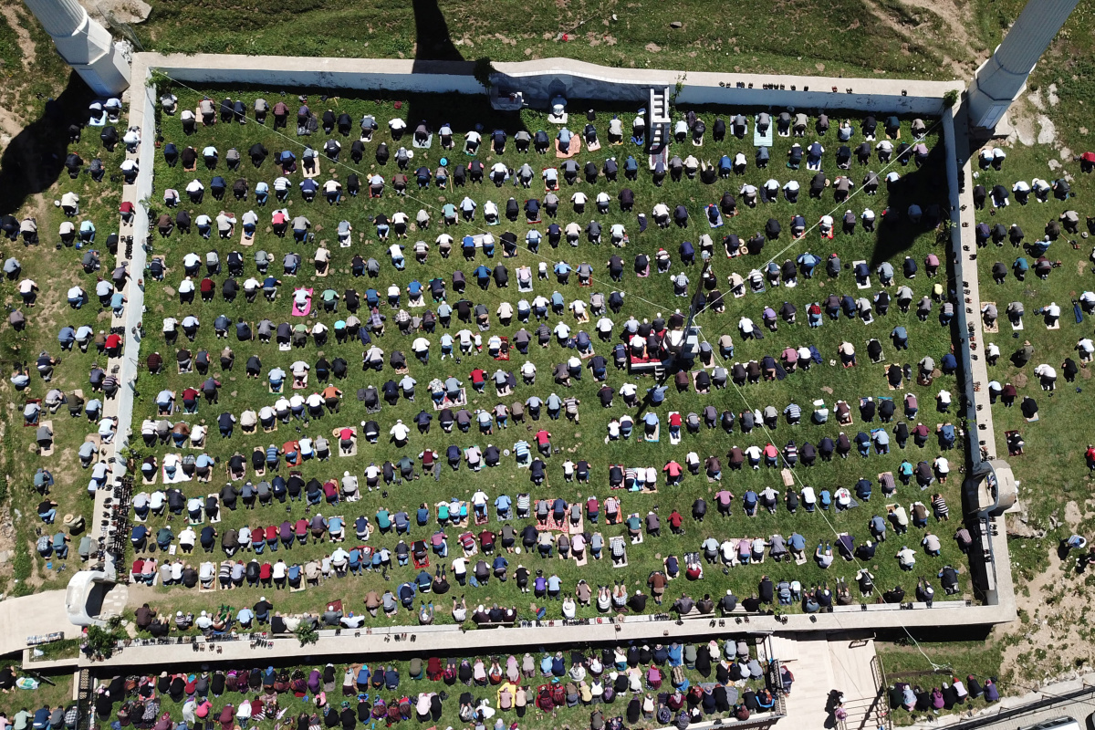 Seccadesi çim, kubbesi mavi gökyüzü olan camide namaz kılmanın huzurunu yaşadılar