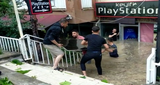 Edirne’de sağanak yağış sokakları göle çevirdi, iş yerlerini bu bastı