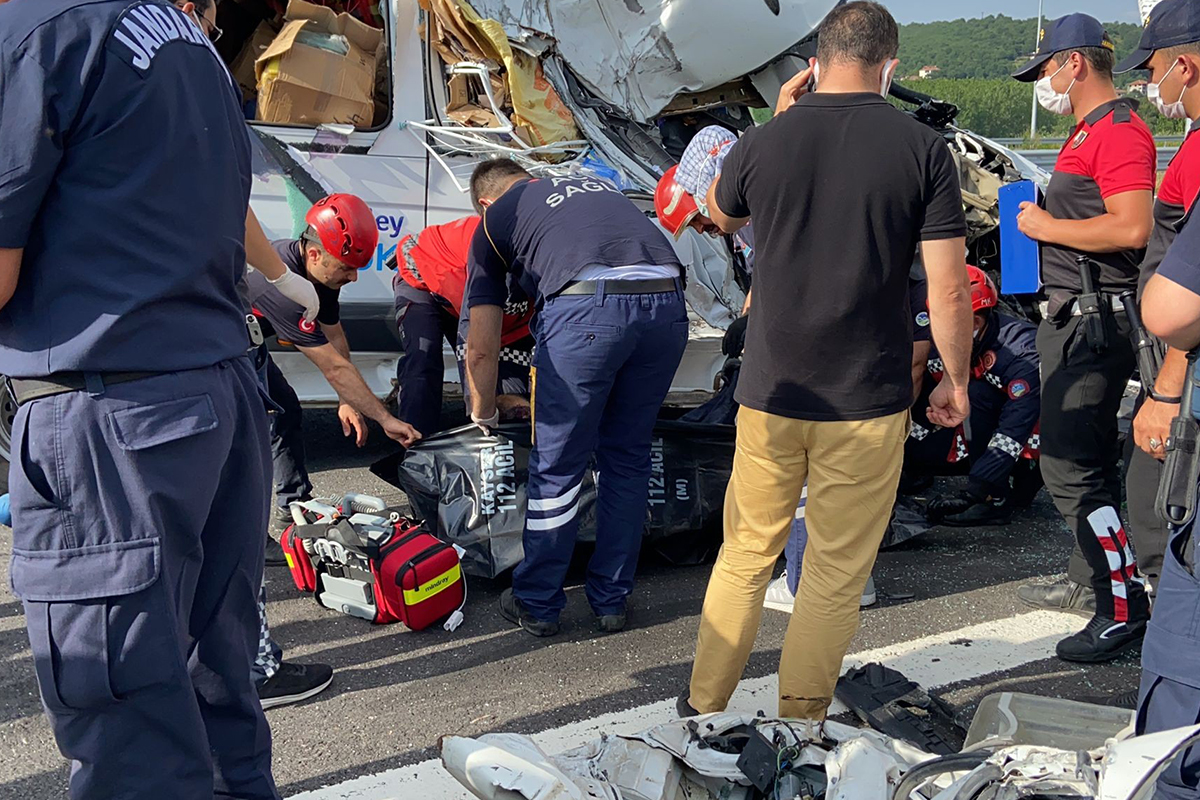 İngiliz plakalı minibüs sulama tankerine çarptı: 1 ölü