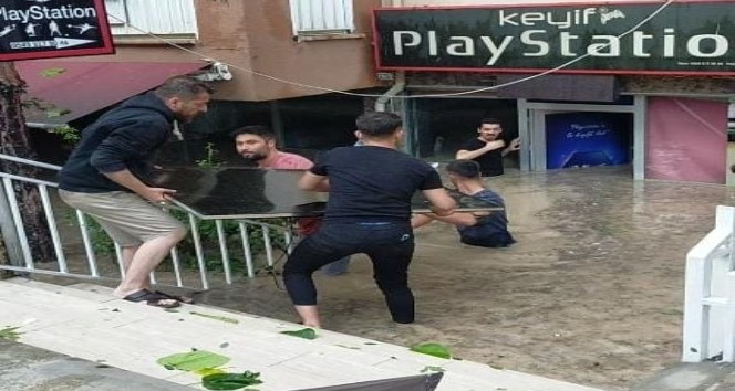 Edirne’de dükkanları sel suları bastı, esnaf malzemelerini kurtarmak için seferber oldu