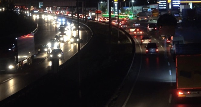 Yaz tatilinin başlamasıyla yollara akın ettiler: 43 ilin geçiş güzergâhında trafik yoğunluğu arttı