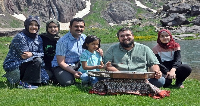 3 bin 400 rakımlı Sat Buzul Göllerinde santur ve erbane ziyafeti