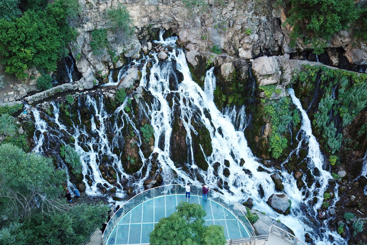Serinlemek isteyen Tomara Şelalesi'nin yolunu tutuyor