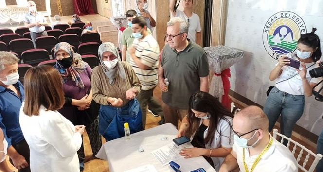 Keşan’da pazara gelenler alışverişe çıkmadan aşılandı