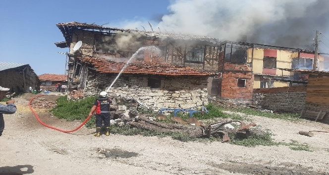 İskilip’te çıkan yangında 3 ev yandı
