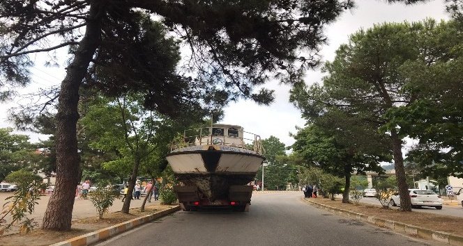 Kamyonun üzerinde taşınan tekne viyadüğe takıldı