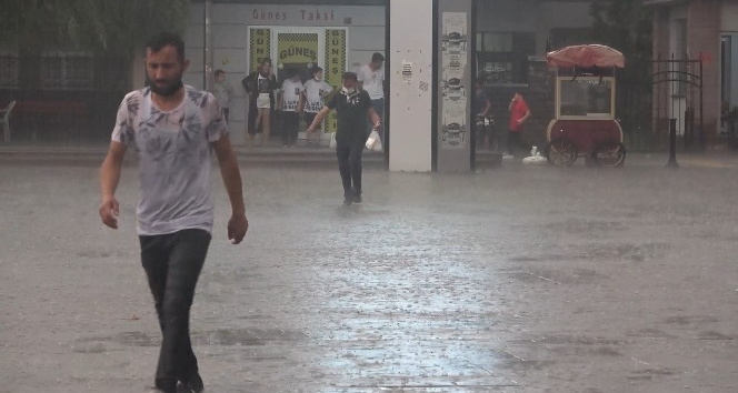 Kırıkkale’de sağanak yağış hayatı olumsuz etkiledi