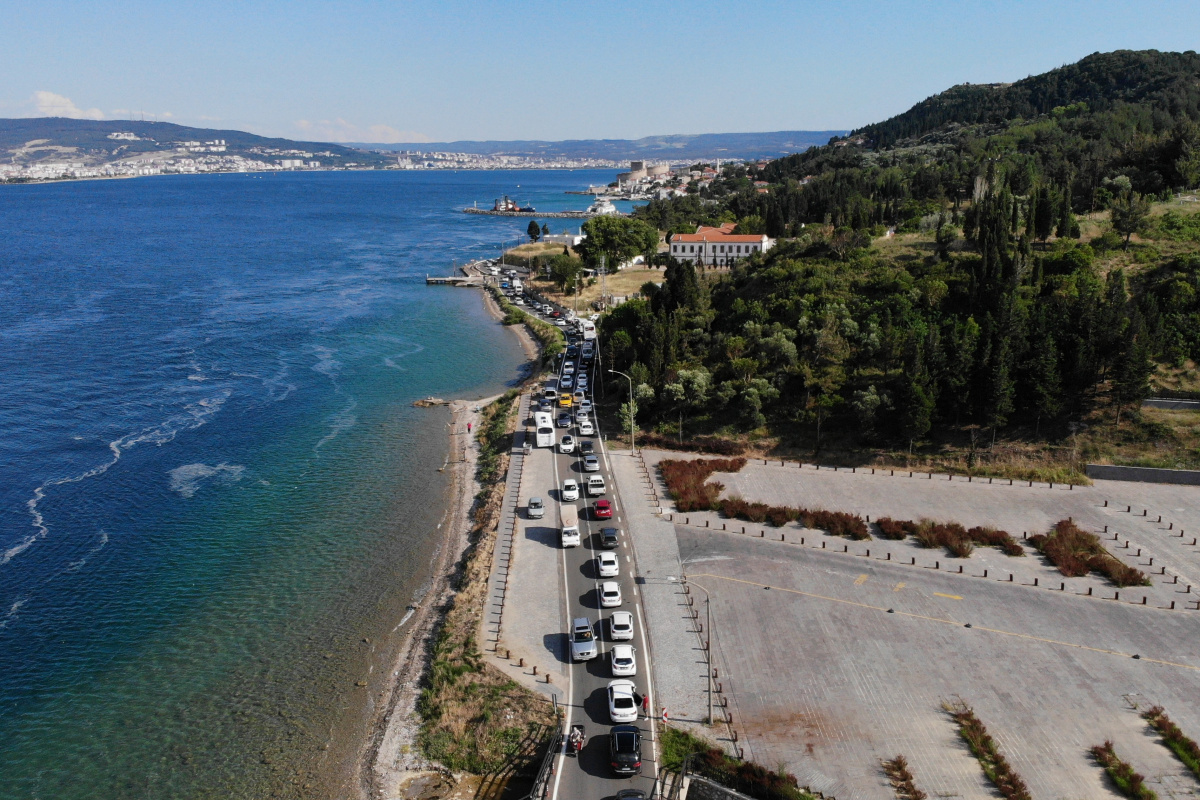 Çanakkale’de tatilcilerin feribot çilesi başladı