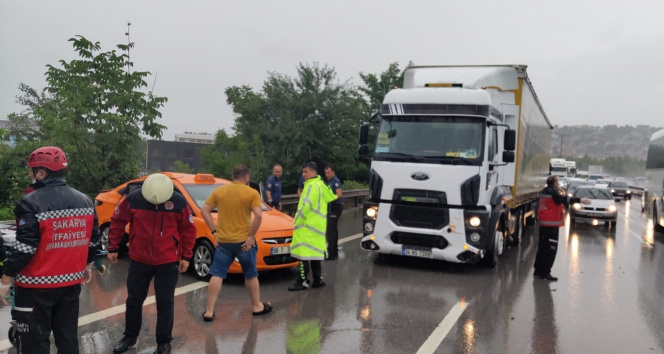 TEM Otoyolunda yağış kazayı beraberinde getirdi: 6 yaralı