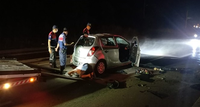 Elektrik direğine çarpan otomobil takla attı