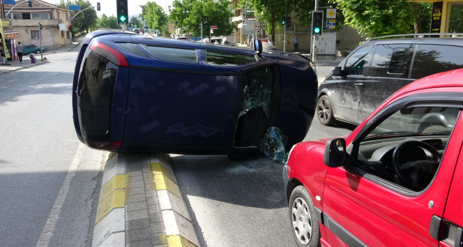 Bisikletli çocuğa çarpmamak için manevra yapan sürücü, 3 araca çarpıp takla attı
