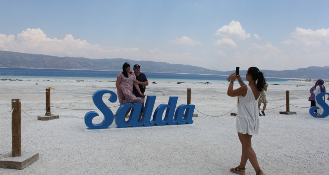 Salda Gölüne normalleşmenin ilk hafta sonunda ziyaretçi akını
