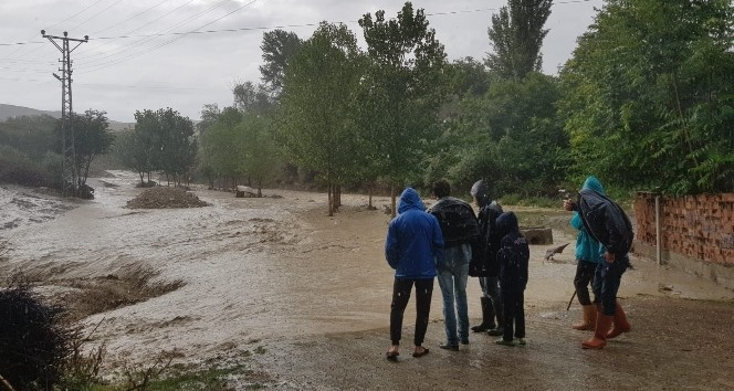 Suluova’da sağanak yağış dereyi taşırdı, köy yolu nehre döndü
