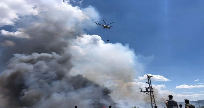 Helikopterler çöplük yangını için kalktı