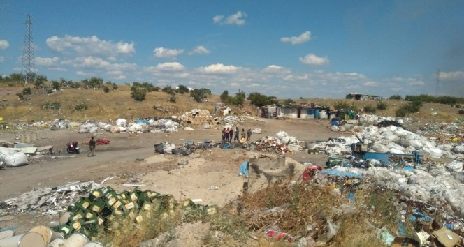 Ezine’de çöplükteki yangını söndürme çalışmaları devam ediyor