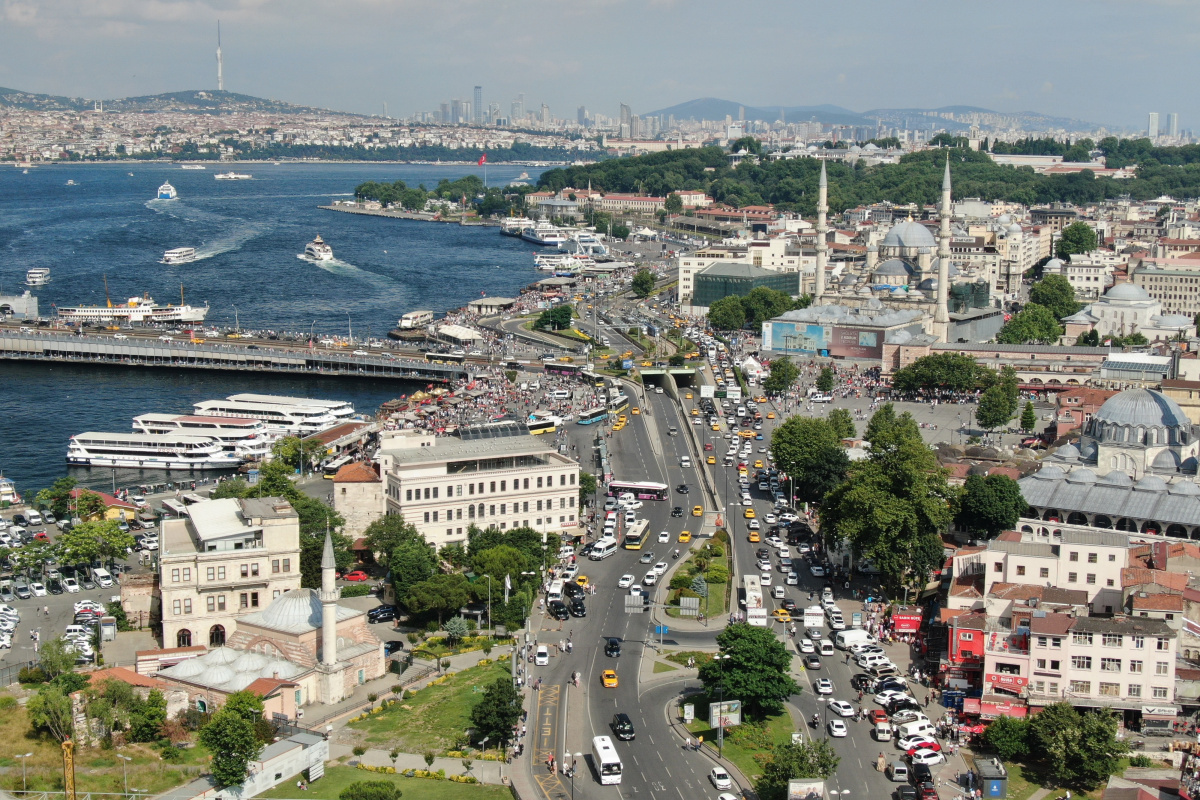 Eminönü'nde kısıtlamasız ilk pazar günü "iğne atsan yere düşmez" dedirten görüntüler