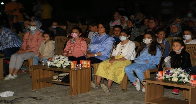 Uşak’ta Gezici Tiyatro son oyununu sahneledi