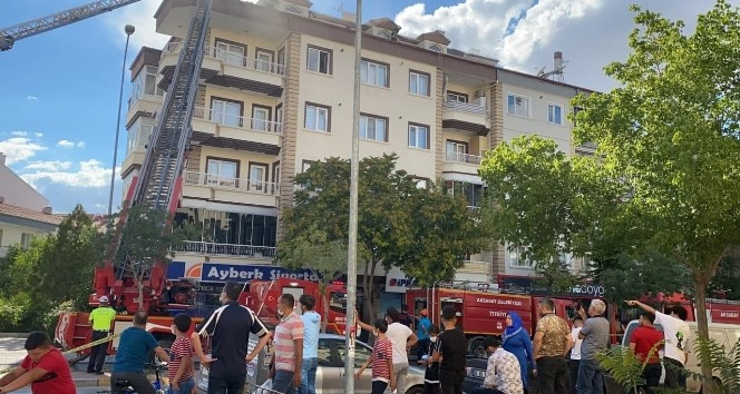 Aksaray’da 4 katlı apartmanın terasında yangın paniği