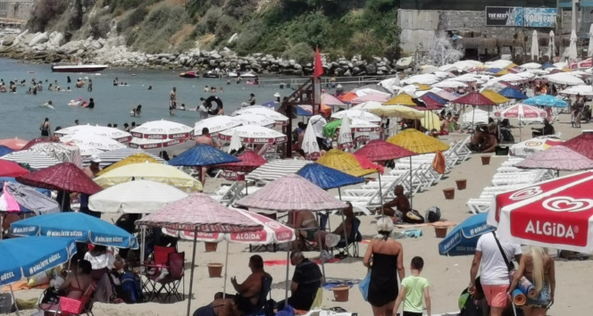 Kuşadasında hafta sonu yoğunluğu, yollarda uzun kuyruklar oluştu