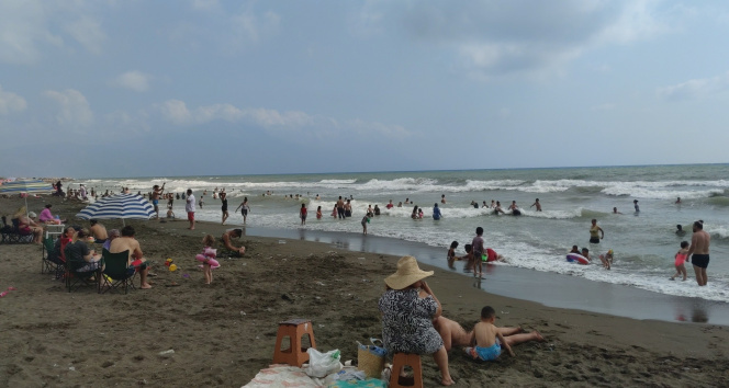 Kısıtlamasız ilk pazar gününde sahile akın ettiler