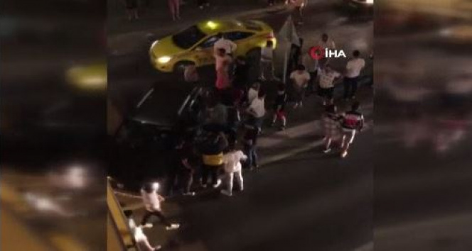 Avcılar E-5 Yanyol Caddesinde sıkışmalı kaza: 2 yaralı