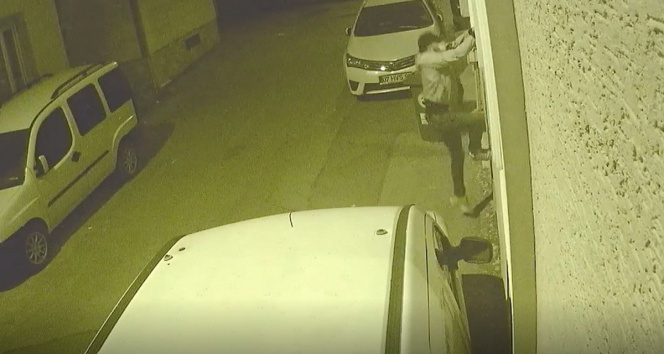 Açık kalan evin camından içeri böyle girdi, hırsızlık yaptı
