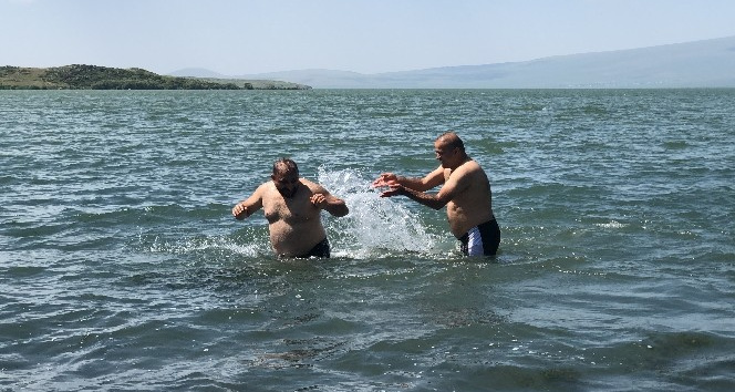 Çıldır Gölü’nde sazlı sözlü serinlediler