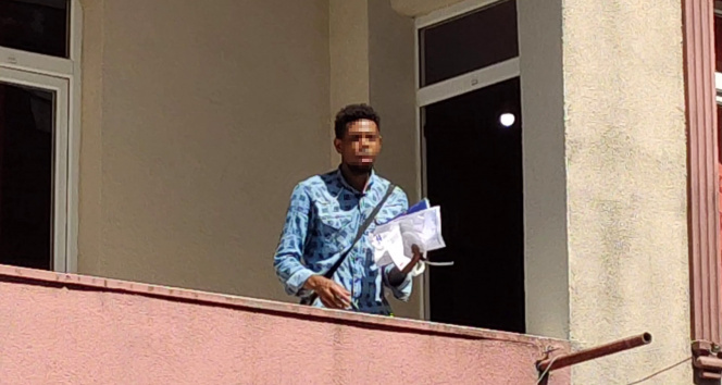 Arkadaşları ile kavga edip yaşadıkları evi yakmaya çalıştı