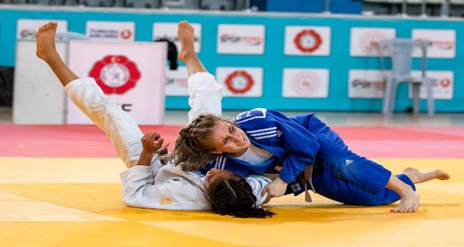 Judocular madalyalarla döndü