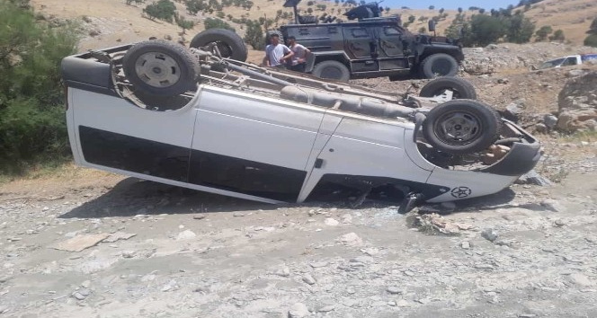 Virajı alamayan minibüs takla atarak durabildi