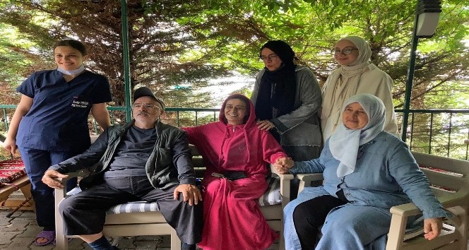 (ÖZEL) Ünlü sanatçı Yıldız Tilbe sıfır makyaj ve gündelik kıyafetler ile mini konser verdi