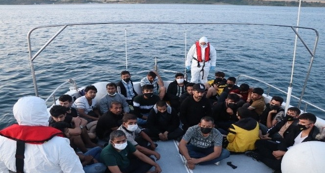 Çanakkale’de 68 düzensiz göçmen kurtarılırken, 4 göçmen kaçakçısı yakalandı
