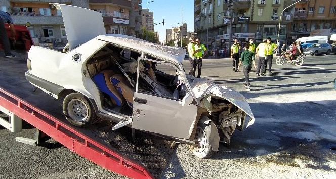 Mardin’de otomobil ile traktör çarpıştı: 1’i ağır 4 yaralı