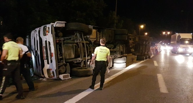 TEM’de tır devrildi, araçta sıkışan ikinci kaptanı itfaiye kurtardı