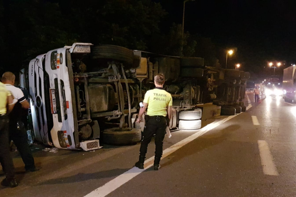 TEM’de tır devrildi, araçta sıkışan ikinci kaptanı itfaiye kurtardı