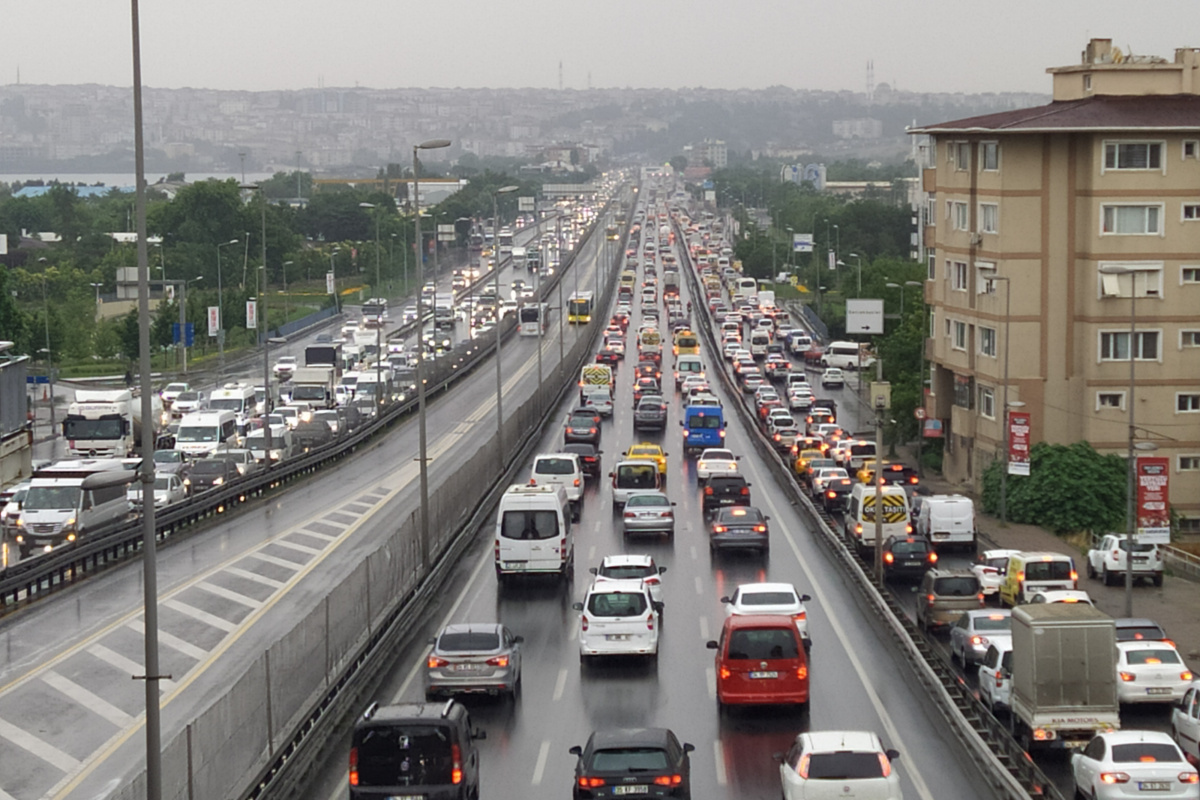 İstanbul&#039;da mesai bitimiyle trafik yoğunluğu
