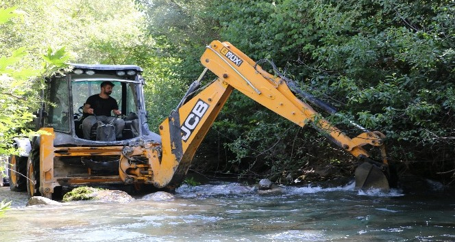 Sıcaklardan bunalan köyün gençlerinin imdadına belediye çözüm buldu