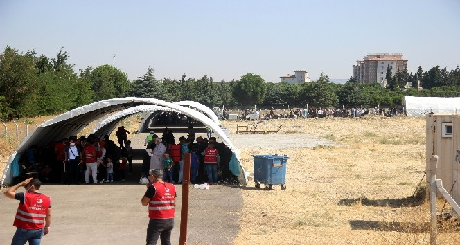 Suriyeliler bayram için akın akın ülkelerine gidiyor