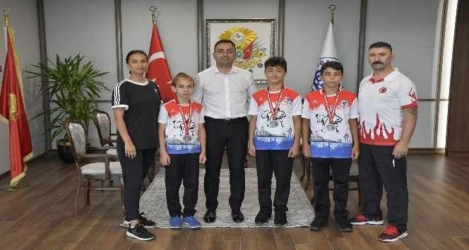 Şampiyon karateciler mutluluğunu Başkan Erdoğan’la paylaştı