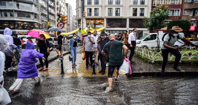 Göle dönen yollarda vatandaşların yağmurla imtihanı