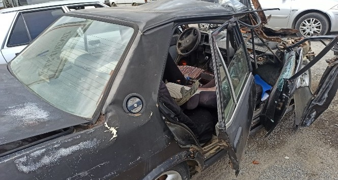 Traktör römorkuna çarpan otomobil paramparça oldu: 1 ölü, 2 yaralı