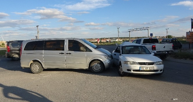Uşak’ta minibüs otomobille çarpıştı; 8 yaralı